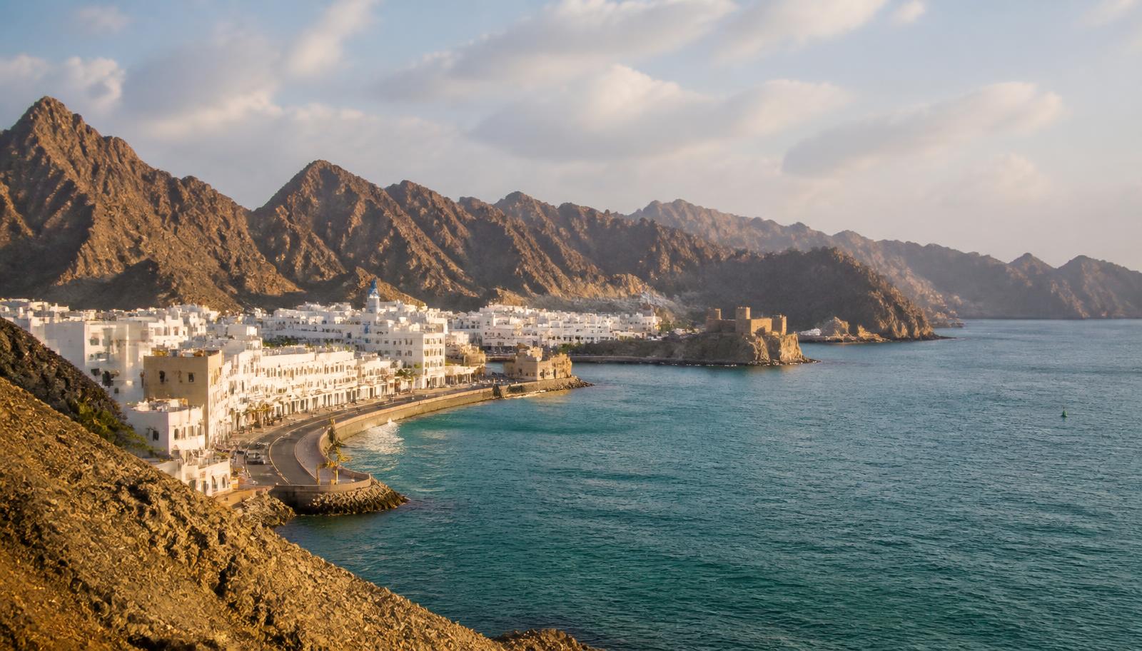 Costa de Omán con montañas y aguas del mar Arábigo